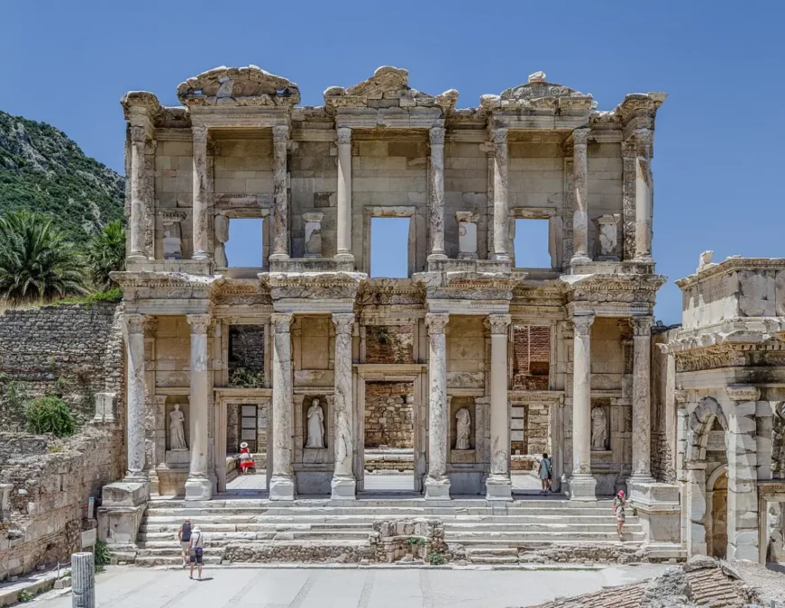 Celsus Kütüphanesi'nin Restorasyon Sonrası Ön Cehpe Kalıntısı, İzmir Efes Ören Yeri