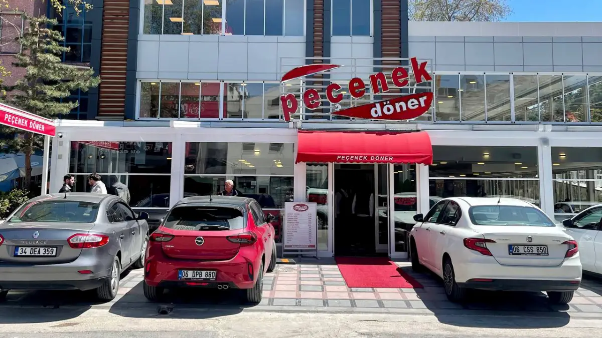 Peçenek Döner mekanı dışarıdan görünümü, önünde arabalar var. 