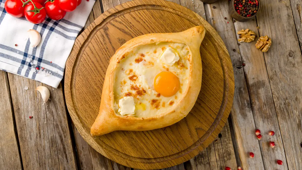 Batum Yemekleri'nden biri olan Khachapuri (Haçapuri)