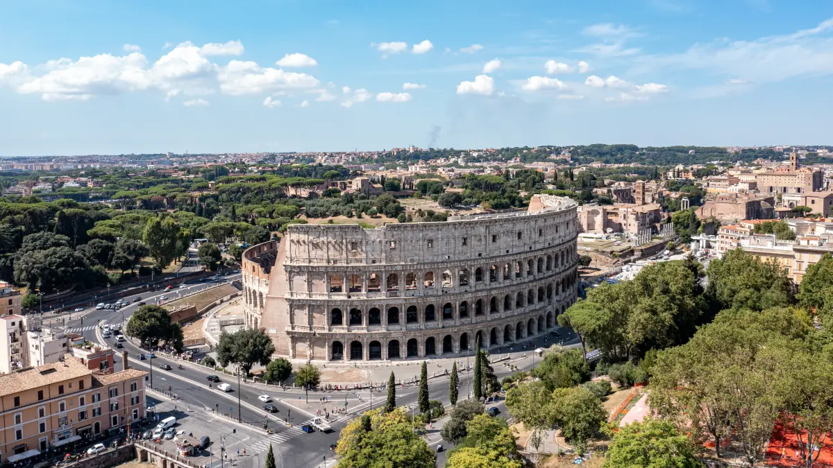 İtalya, Roma'da bulunan antik Kolezyum binasının fotoğrafı