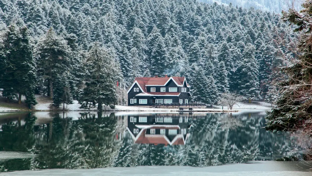 Kış mevsiminde Abant, Bolu, kar yağmışken görüntüsü